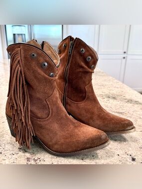 CIRCLE G WOMEN'S STUDDED SUEDE FRINGE ANKLE BOOTS